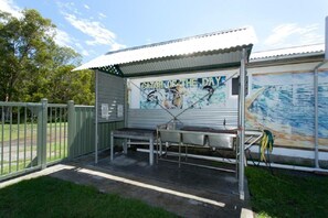 Outdoor dining - The Perfect Fisherman's House located easy close to Bay and Boat Launching (Harrington)