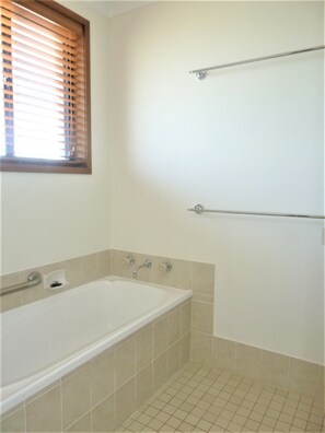 Bathtub - Bear's a well located fisherman and family holiday home in Harrington (Harrington)
