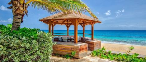 En la playa, camastros y toallas de playa