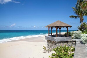 Plage, chaises longues, serviettes de plage