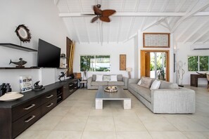 TV connectée, chaîne hi-fi, espaces bureaux