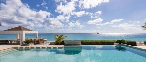 Piscine extérieure, chaises longues