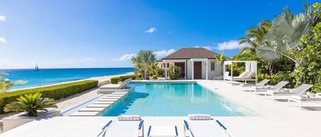 Alberca al aire libre y camastros