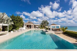 Piscine extérieure, chaises longues