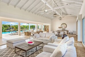 Smart-TV, DVD-Player, Stereoanlage, Arbeitsbereiche