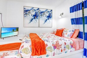 2 habitaciones, escritorio y tabla de planchar con plancha 