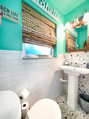 Badewanne, Haartrockner, Handtücher