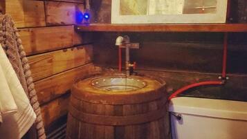 Combined shower/tub, towels, soap, shampoo