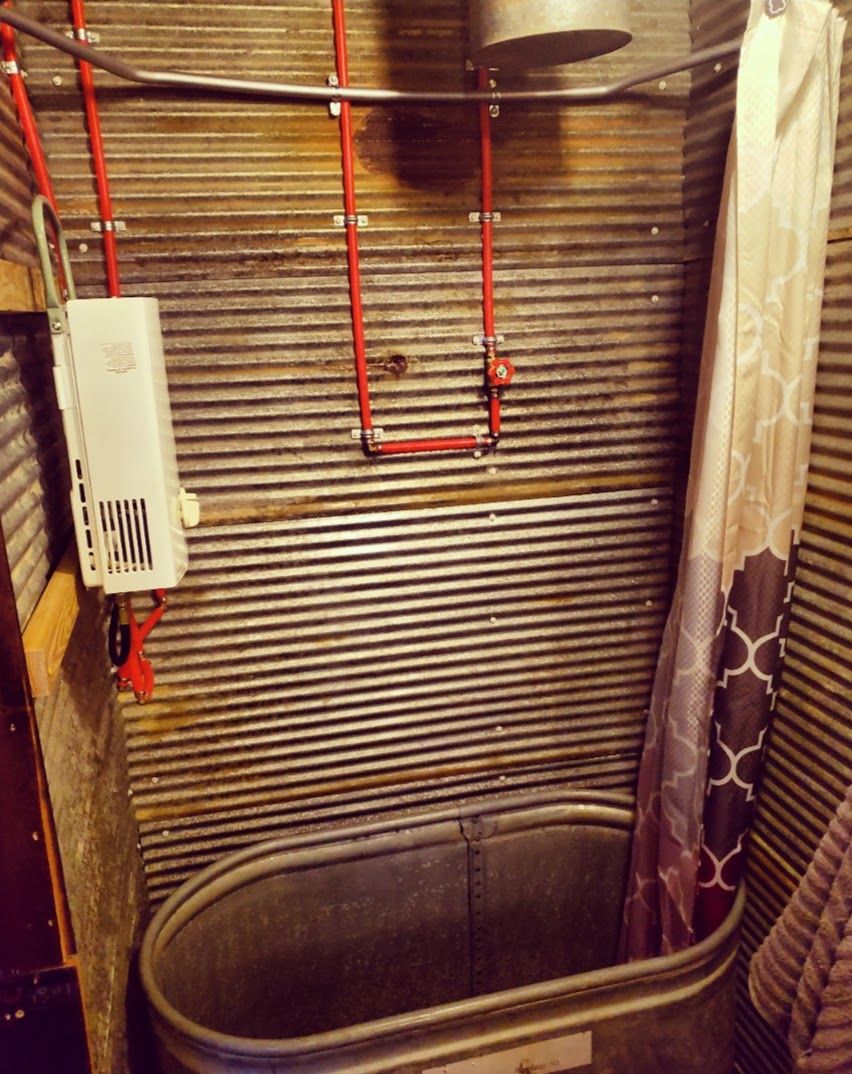 Ein kleines Badezimmer mit Dusche, Toilette und Waschbecken.