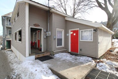 Spacious 3BR Walk to Gore & Main St | Game Room, Porch, Fast WiFi | Sleeps 8