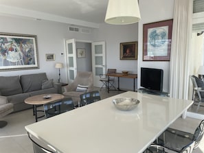 Deluxe-Apartment, 2 Schlafzimmer, Meerblick | Wohnzimmer