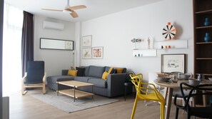 Appartement supérieur, 1 chambre, vue sur la mer | Salle de séjour | Téléviseur à écran plat