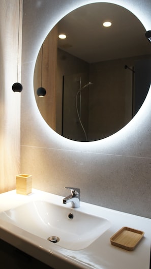 Superior-Apartment, 1 Schlafzimmer, Meerblick | Badezimmer | Dusche, Haartrockner, Handtücher, Seife