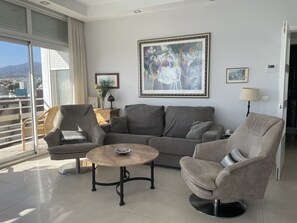 Deluxe-Apartment, 2 Schlafzimmer, Meerblick | Wohnzimmer