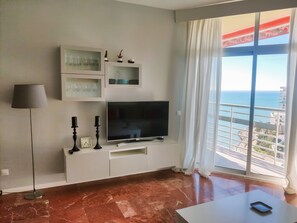 Deluxe-Apartment, 1 Schlafzimmer, Meerblick, am Strand | Wohnzimmer | Flachbildfernseher