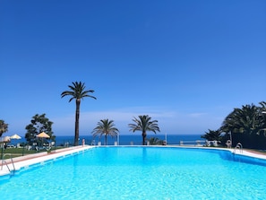Piscine extérieure en saison