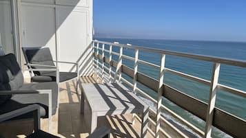 Apartamento Deluxe, 2 habitaciones, vistas al mar | Terraza o patio