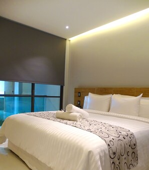 Standard King Room | 객실 내 금고, 각각 다른 스타일의 인테리어, 각각 다르게 가구 비치, 책상