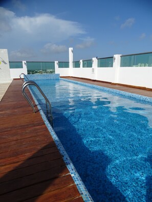 Piscine extérieure, chaises longues
