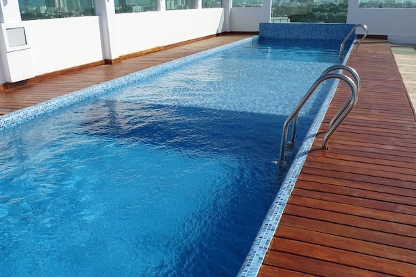 Útilaug, sólstólar