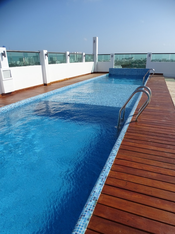 Piscine extérieure, chaises longues
