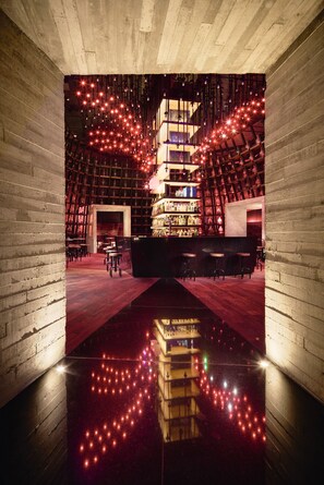 12 quầy bar/khu lounge, 3 quầy bar ngay sát hồ bơi 
