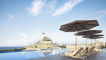 15 ulkouima-allasta, aurinkovarjoja, aurinkotuoleja