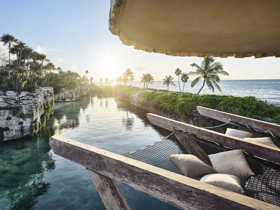 Sulla spiaggia, sabbia bianca, cabine da spiaggia gratuite, ombrelloni