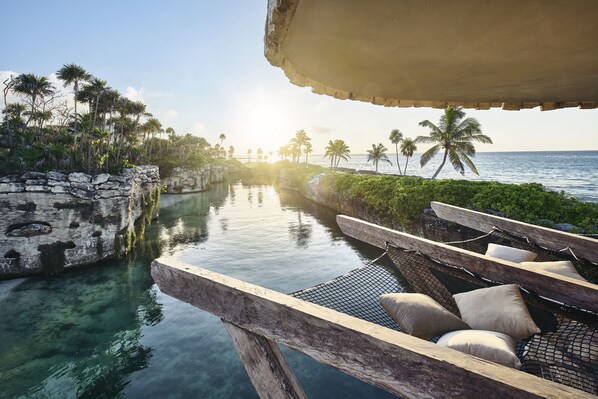 En la playa, arena blanca, camas de playa gratis, sombrillas