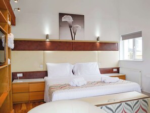 1 bedroom, free WiFi, bed sheets - Gorgeous glass fronted property on ground floor level with sea views. (Aberaeron)