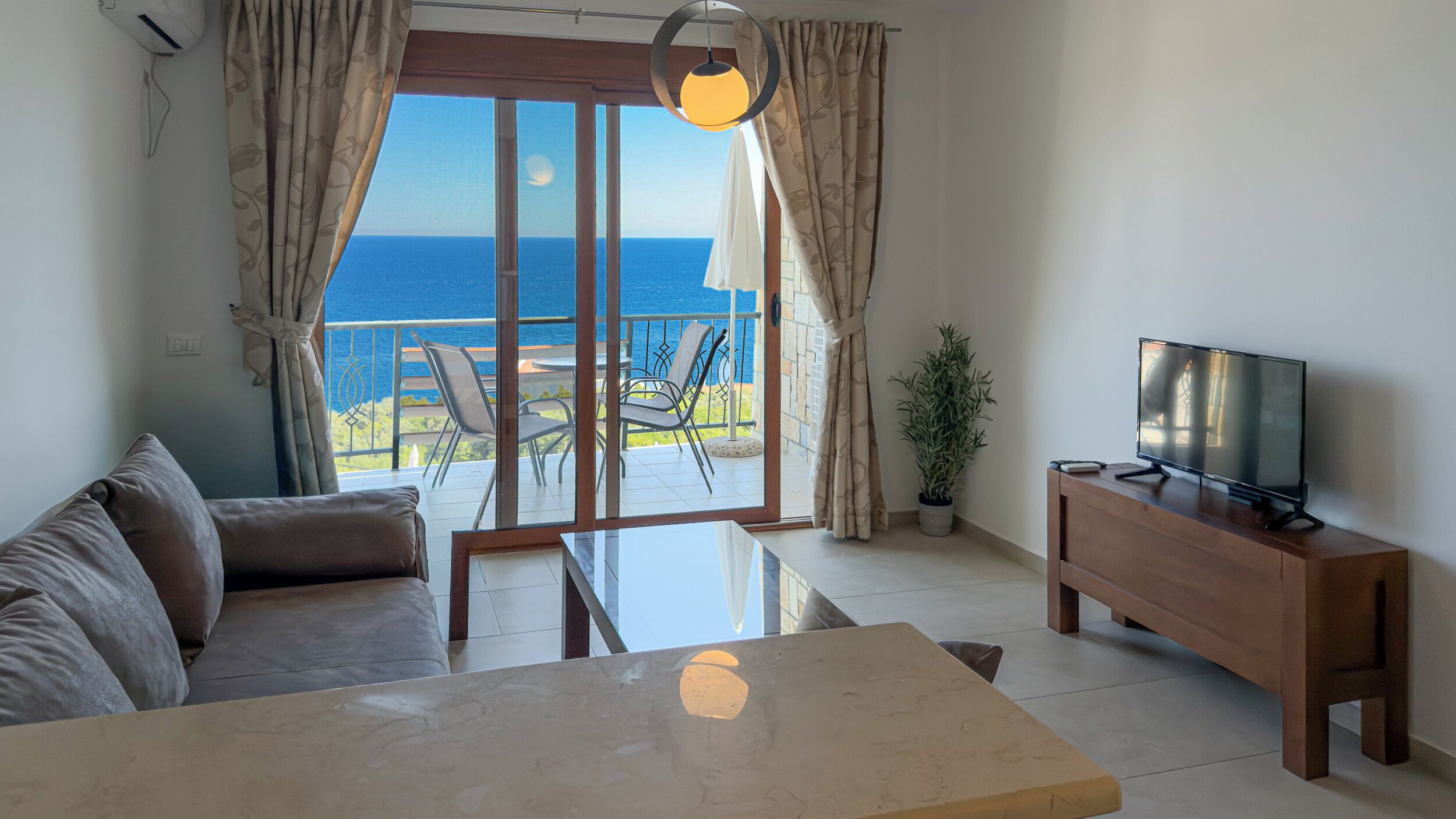 32-吋 LCD 液晶電視，提供衛星頻道