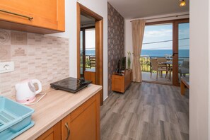 小冰箱、爐台、電熱水壺、鍋具/餐盤/廚房用品