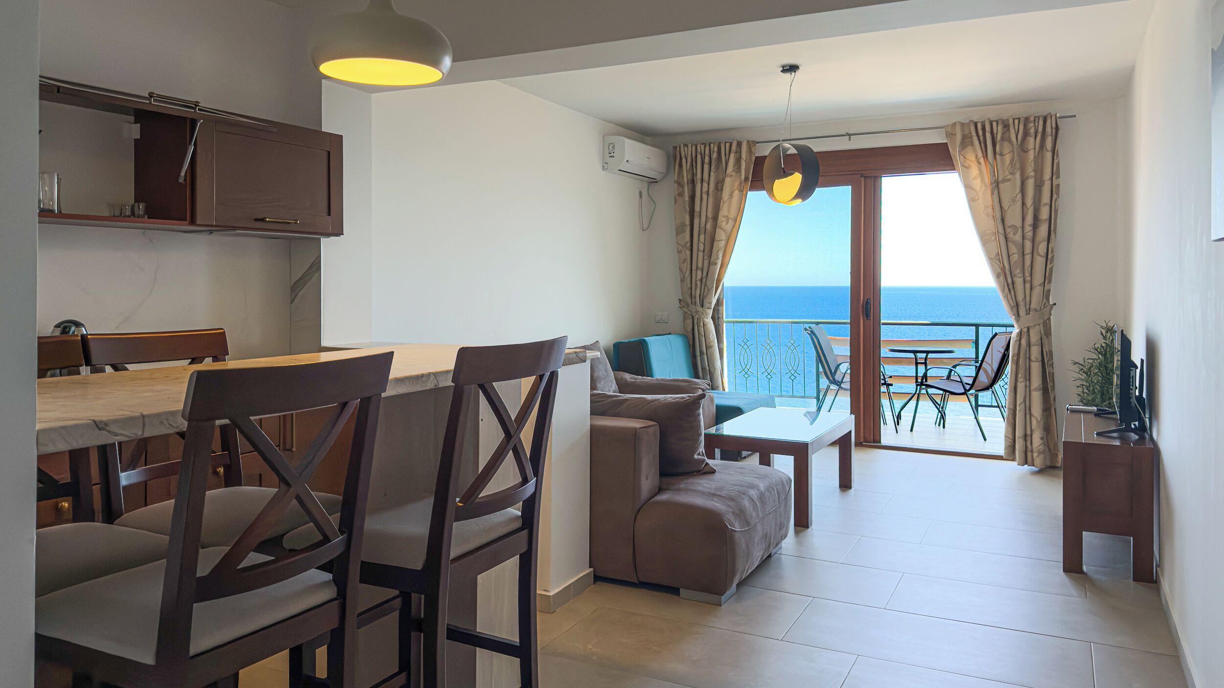 32-吋 LCD 液晶電視，提供衛星頻道