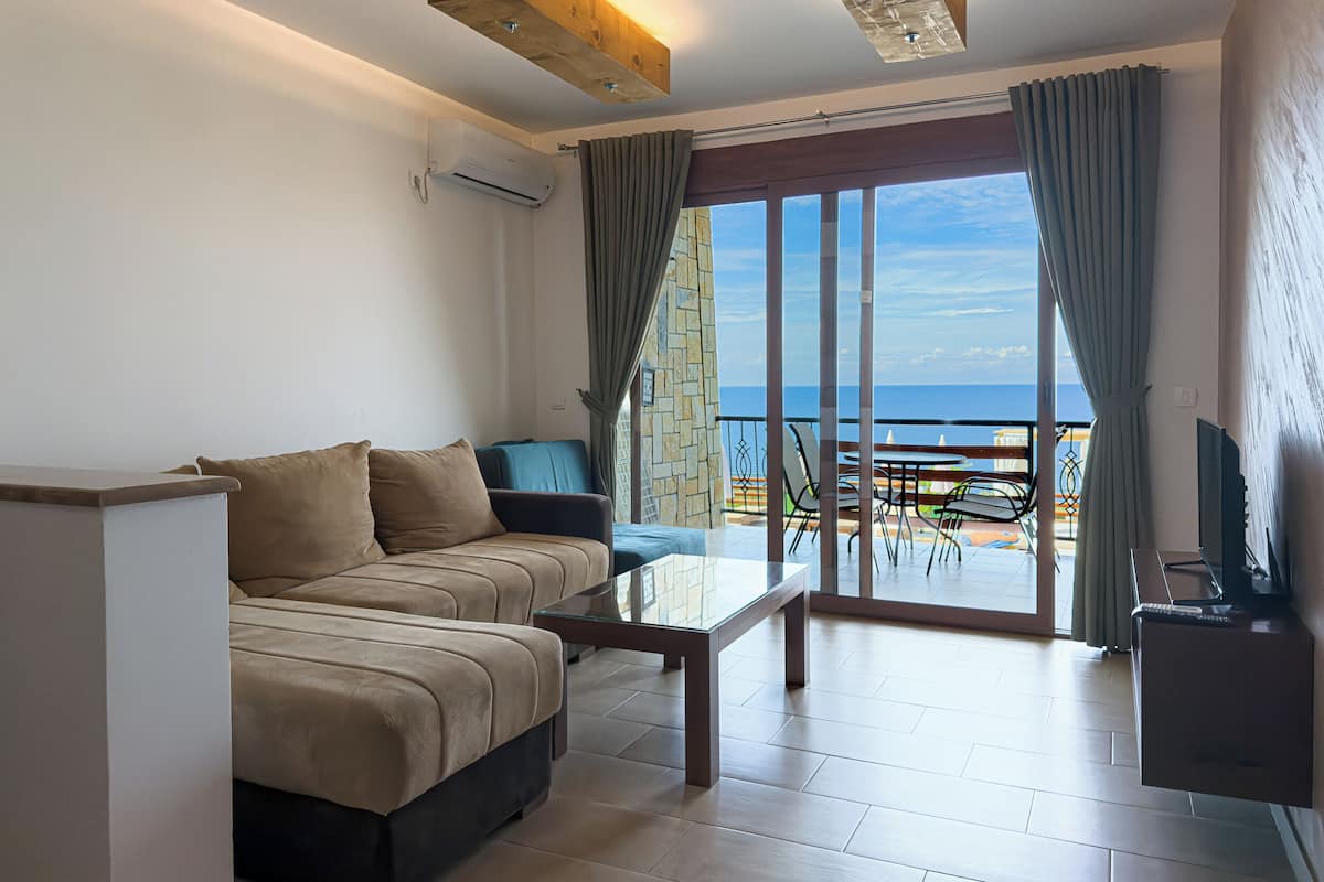 Camas con efecto memoria y caja de seguridad en la habitación