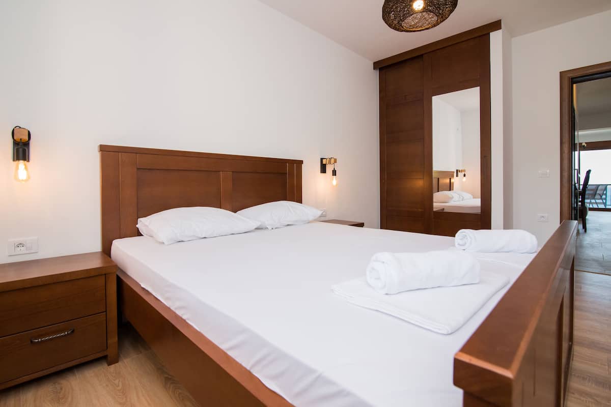 1 kamar tidur, busa memori, brankas, dan didekorasi berbeda-beda