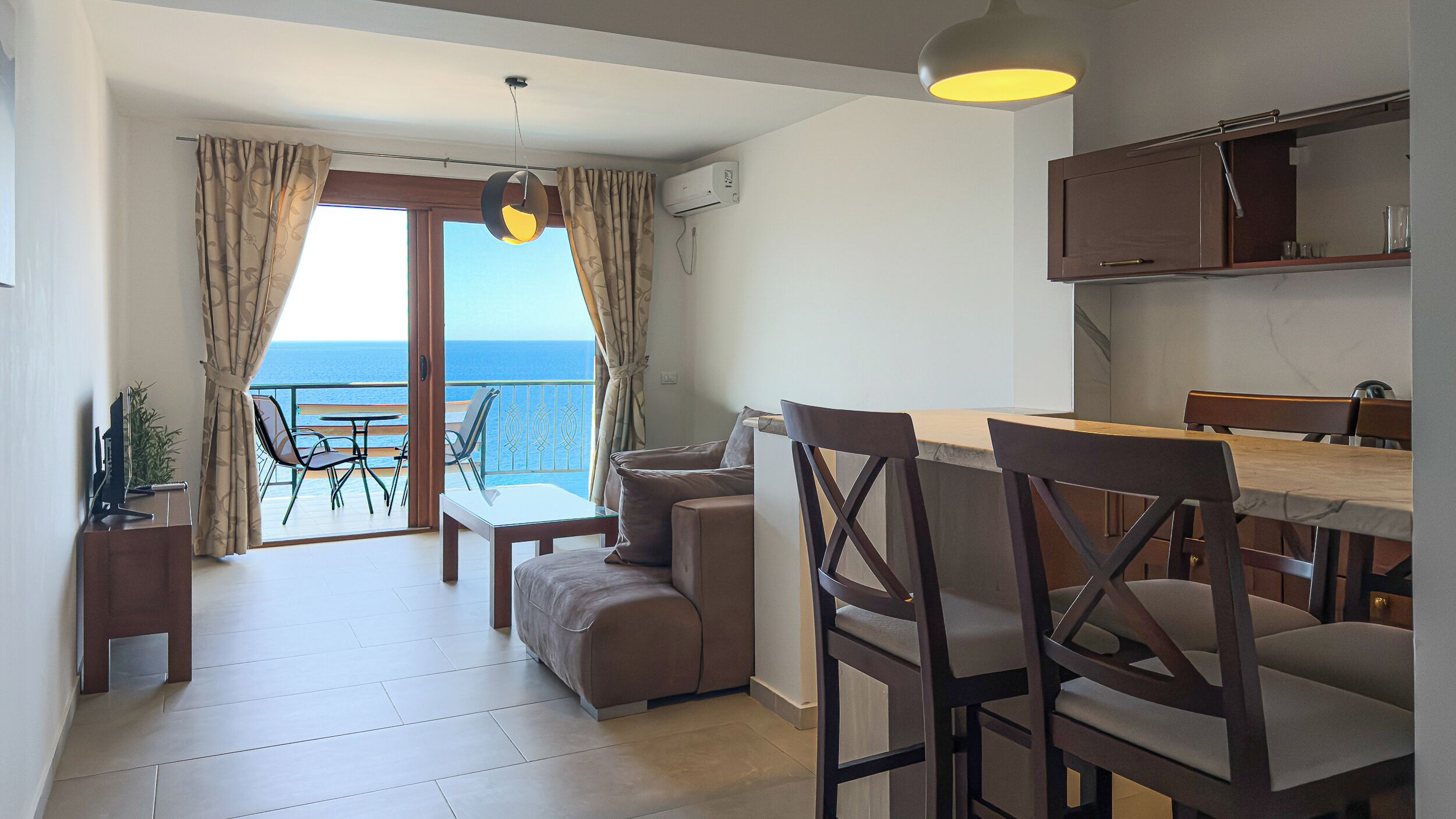 32-吋 LCD 液晶電視，提供衛星頻道