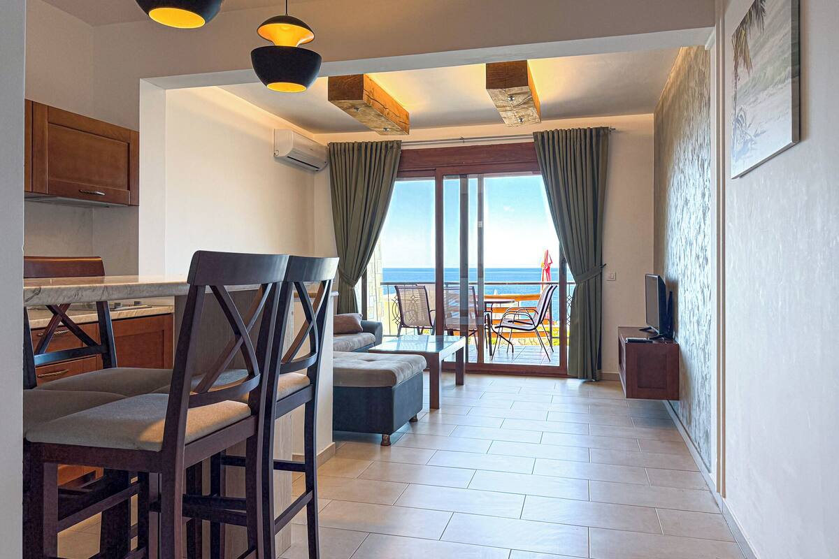 Apartament superior (AP5) | Sala d'estar | Televisor LCD de 32 polzades amb canals per satèl·lit 