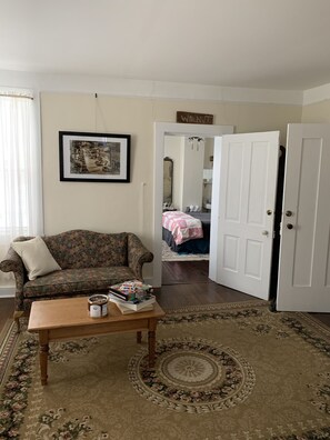 Books, stereo - Driftless Get Away (Galena)