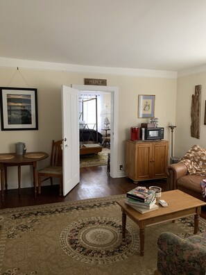 Books, stereo - Driftless Get Away (Galena)