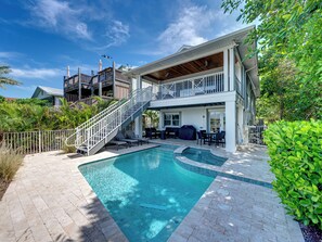 حمّام سباحة مُدفَّأ