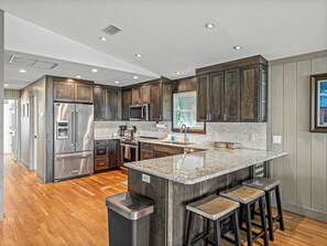 ثلاجة، ميكروويف، فرن، موقد طهي مسطح