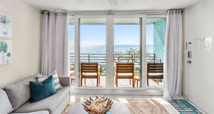 Ocean View, Spacious Condo next to Pool
