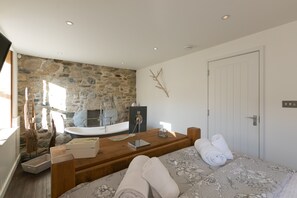 4 habitaciones, tabla de planchar con plancha, wifi y ropa de cama 