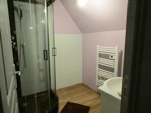 Douche, sèche-cheveux, papier toilette