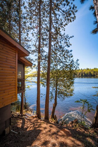 'Water's Edge'  2 bedroom cottage overhanging the lake 