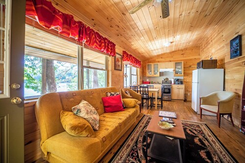 'Water's Edge'  2 bedroom cottage overhanging the lake 