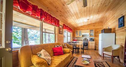 'Water's Edge' 2 bedroom cottage overhanging the lake