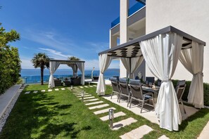 تناول الطعام بالخارج