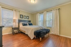 3 habitaciones, tabla de planchar con plancha y cuna de viaje 