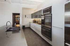 Fridge, microwave, oven, dishwasher - Charming Historic House in New Plymouth (New Plymouth)